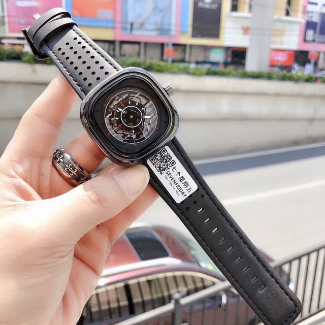 独家首发 七个星期五sevenfriday 手表型号：S1 01 机芯：原装日本石英机芯 尺寸：47X47Mm意大利小牛皮皮带，空气动力学得翼标志原版复刻男士腕