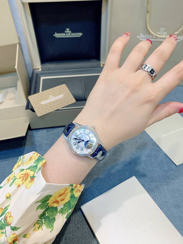 上手效果图！ 批鳄鱼皮表带：银钻 .玫钻 精钢表带：银钻340.玫钻360 独家实拍，认准品质与细节 积家约会系列日月星辰珠宝腕表，体现出了积家的精妙之芯时间之