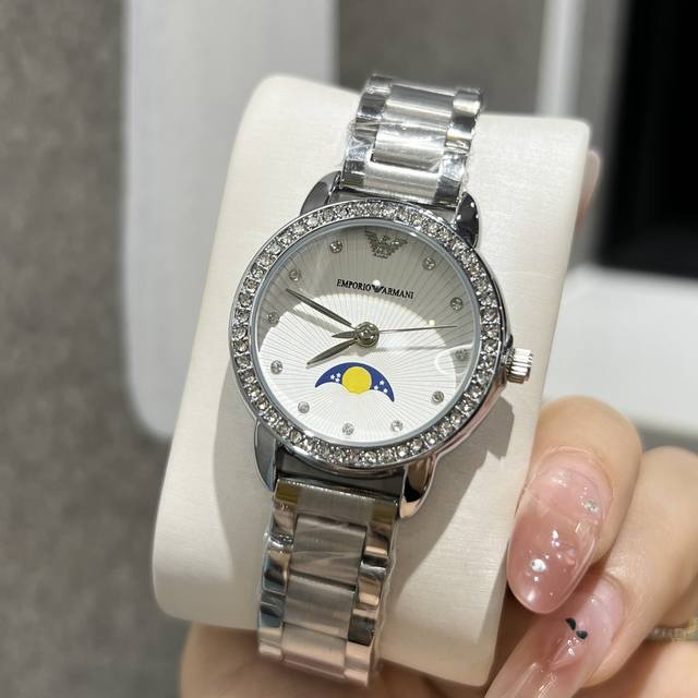 阿玛尼女表璀璨奢美深邃雅致气质内敛 精致表冠蝴蝶扣 钻刻度点缀表盘 别致便携式小牛皮高硬矿物质水晶玻璃镜面 进口石英女表30Mm新款比满天星有特点～不会烂大街的