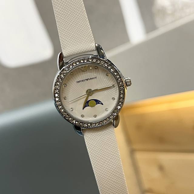 阿玛尼女表璀璨奢美深邃雅致气质内敛 精致表冠蝴蝶扣 钻刻度点缀表盘 别致便携式小牛皮高硬矿物质水晶玻璃镜面 进口石英女表30Mm新款比满天星有特点～不会烂大街的