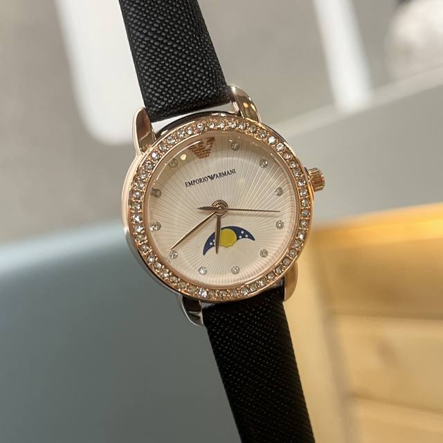阿玛尼女表璀璨奢美深邃雅致气质内敛 精致表冠蝴蝶扣 钻刻度点缀表盘 别致便携式小牛皮高硬矿物质水晶玻璃镜面 进口石英女表30Mm新款比满天星有特点～不会烂大街的