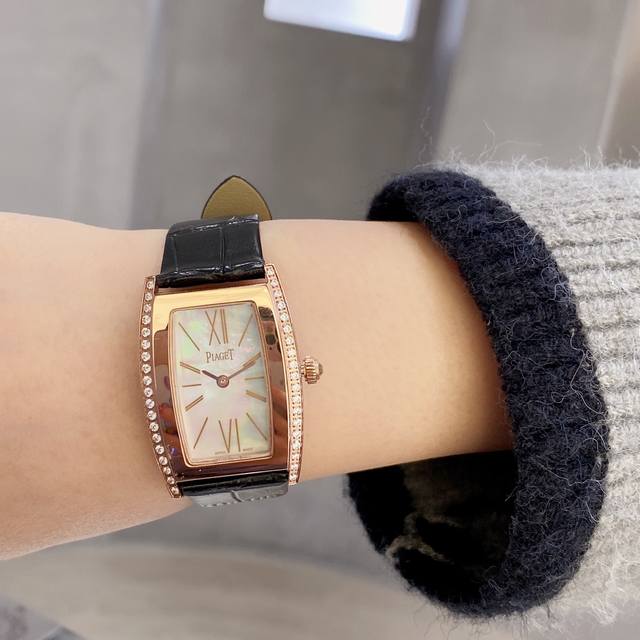 伯爵-Piaget G0A33091女士腕表，水桶形的表壳别具一格，独特的绢布表带搭配原版针扣，完美结合，尽显奢华时尚气质。原装瑞士机芯，316L精钢表壳，度1