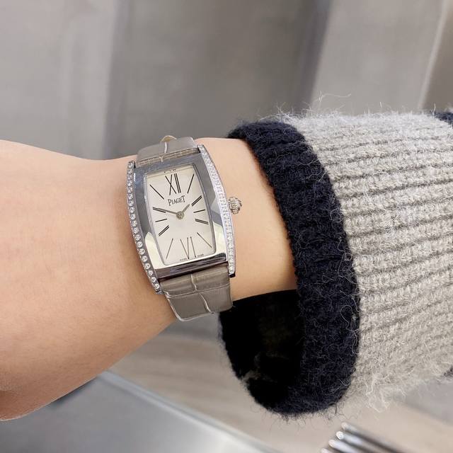 伯爵-Piaget G0A33091女士腕表，水桶形的表壳别具一格，独特的绢布表带搭配原版针扣，完美结合，尽显奢华时尚气质。原装瑞士机芯，316L精钢表壳，度1