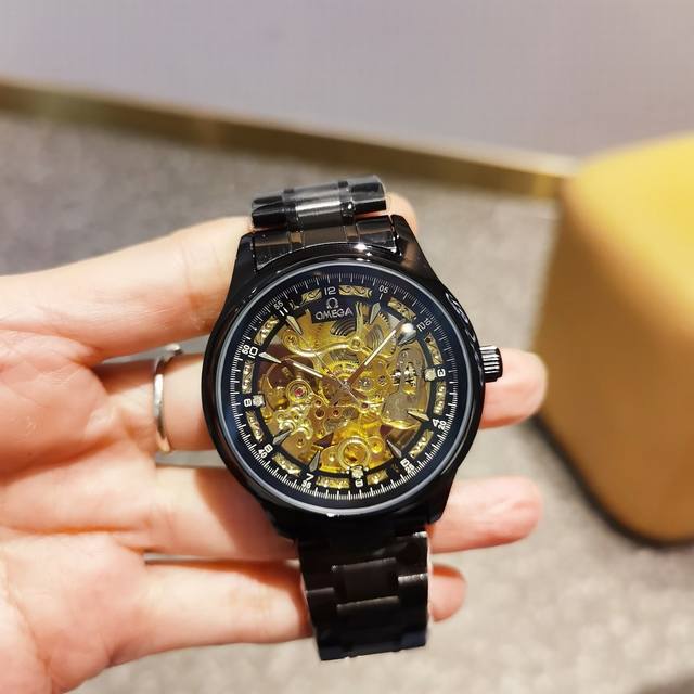 精钢表带十蝴蝶扣 刚 ，皮 ，欧米茄一omega，全自动雕花机芯，蕴含最优质的材料与一丝不苟的工艺！超强矿物质幻彩玻璃，真空电镀，精密防水，直径：43Mm，厚度