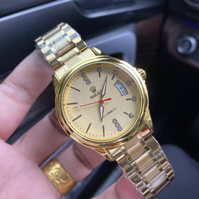 白 ，金色 ！品牌：劳力士，精品商务男士腕表，经典大三针设计，尊贵大气，绅士风范，卓越品质，热卖全城。采用全自动机械机芯，顶级316精钢表壳表带，矿物质超强镜面