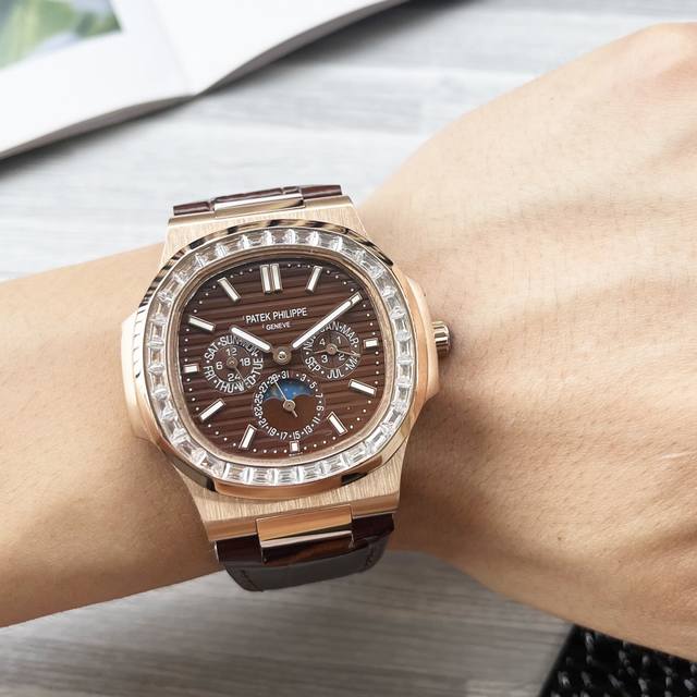 白 金 钻50 皮钢同价 最新“鹦鹉螺”新品上市 最新 ：百达翡丽精品推荐重磅上市 类型 ：精品男士腕表 表带 ：真牛皮 316精钢表带 机芯 ：全自动机械机芯