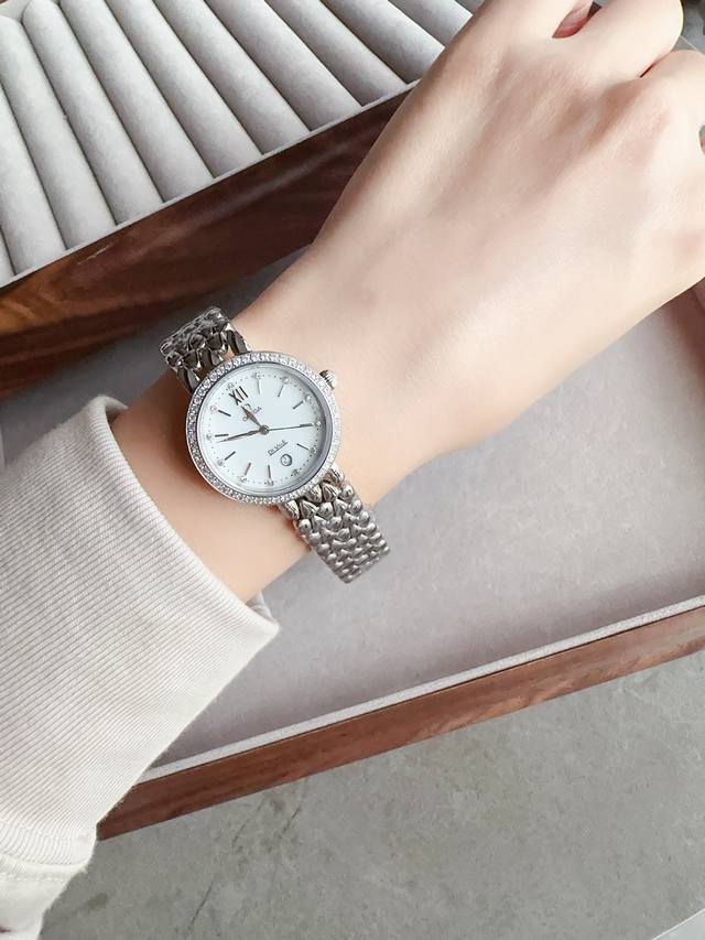 白 金 钻+30。升级版omega -欧米茄典雅系列 卓越的惊艳亮相，将华贵珠宝的优雅魅力与卓越时计的精准技术完美结合“露珠”连结成一条光华夺目的表链，流畅的线