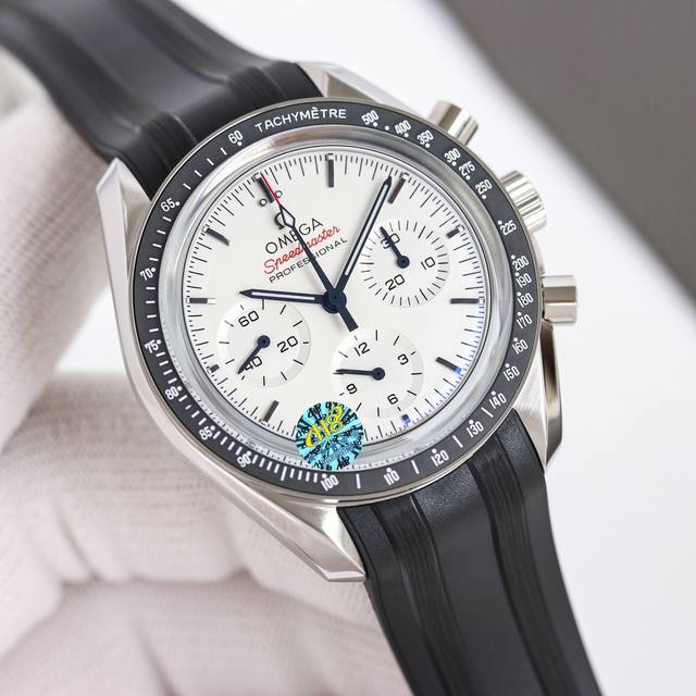 胶皮 钢带 欧米茄超霸系列月球盘全新登录 310.30.42.50.04 1 白盘款 一个比较大亮点是白色表盘搭配红色“Speedmaster”字样。白色表盘灵