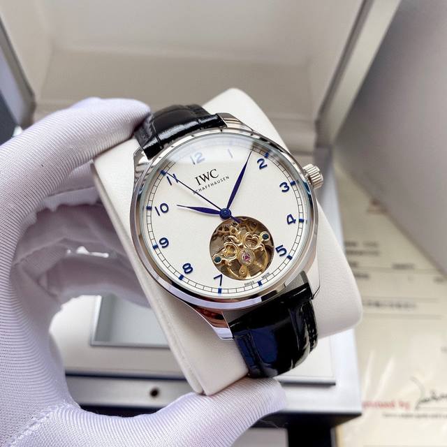 白壳 ，玫瑰金 首发新款 经典热卖 万国-Iwc 男士腕表 全自动机械机芯 矿物强化玻璃 316L精钢表壳 真皮表带 简约休闲 优雅大方 尺寸：直径42Mm 厚