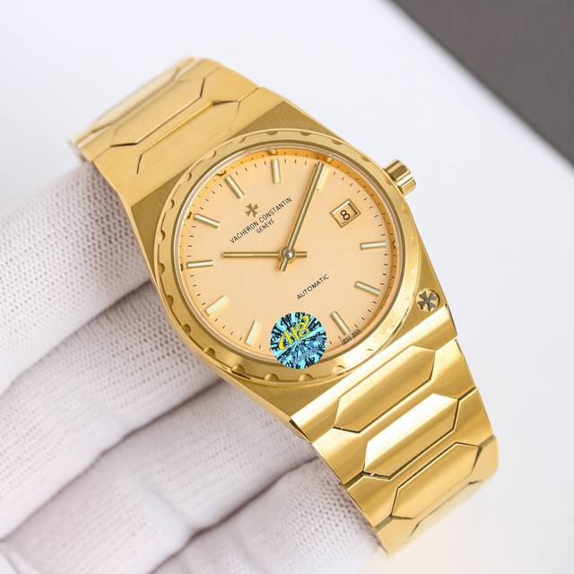 统一价： 复古且时髦，深受众多明星追捧 江诗丹顿重新重磅推出历史名作系列标志性豪华运动型腕表以纪念品牌成立222周年。 表壳：尺寸37Mm X8Mm酒桶形采用三