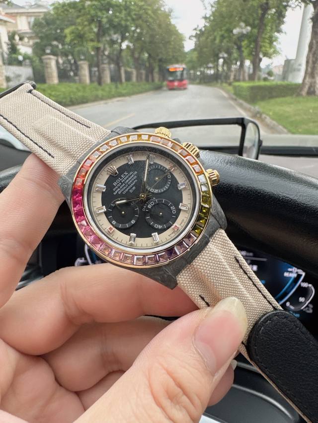 Sj出品 钻 劳力士 Rolex 迪通拿系列 Ap9 最新改装碳纤维迪通拿。整表仅53克，搭载丹东4801机芯。当经典与创新碰撞，劳力士碳纤维迪通拿应运而生。它