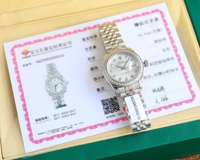 劳力士女装日志型28㎜日志系列，女装日志型的蚝式表壳是坚固优雅、完美比例的典范，采用316L不锈钢来锻造不锈钢腕表表壳，具备高抗腐蚀性，这种超合金不仅非常耐用且