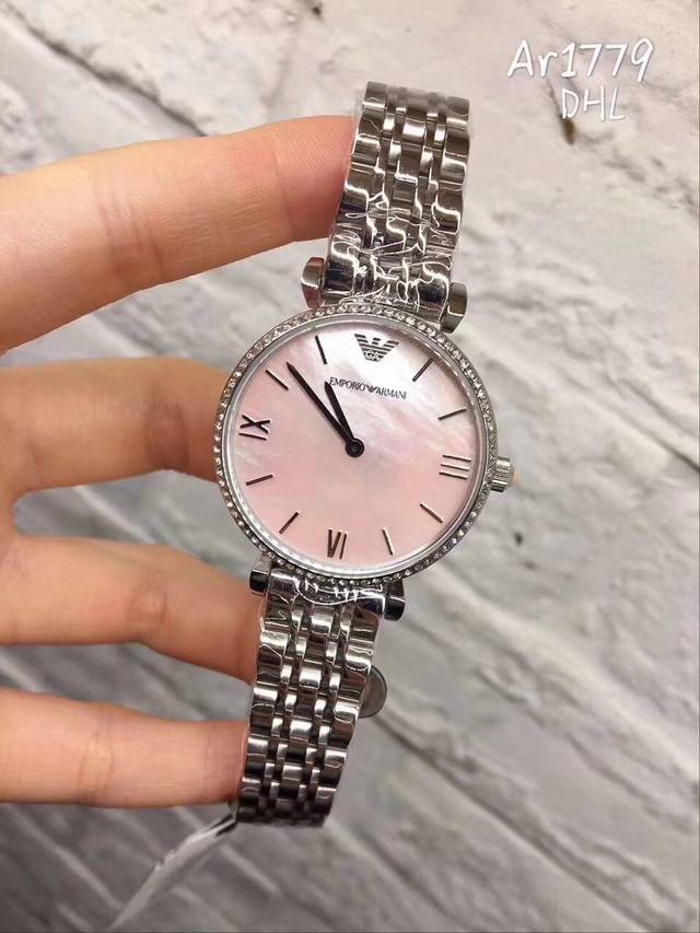 支持香港、美国直邮。 正品！阿玛尼 Armani 型号ar1779机芯：日本石英机芯表壳：316L不锈精钢表镜：抗磨损矿物质玻璃直径: 32Mm厚度：9Mm天然