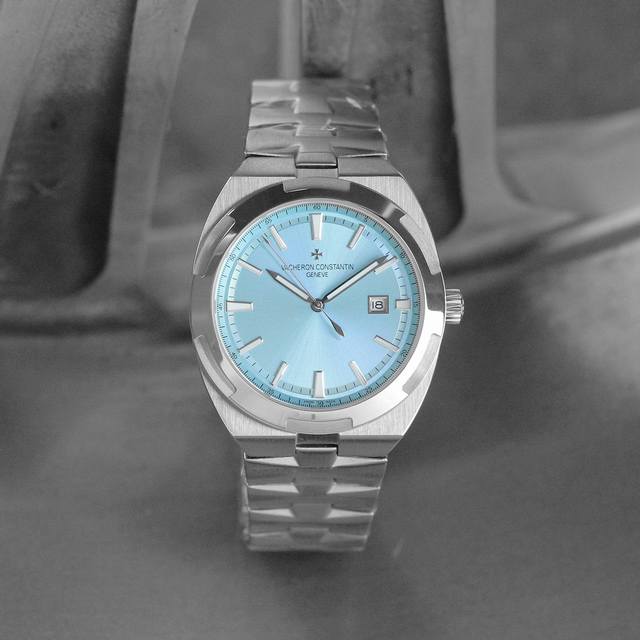 江诗丹顿纵横四海系列4500V 110A-B128作为江诗丹顿运动表款的一个标志性系列，集休闲优雅和运动风尚于一身的纵横四海凭借时尚利落的外形以及非凡卓越的内芯