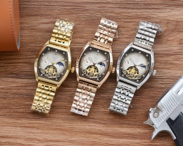 酒桶新品 震撼上市 最新 ：江诗丹顿多功能设计 类型 ：精品男士腕表 表带 ：316精钢表带 机芯 ：高端全自动机械机芯 镜面 ：矿物质强化玻璃 更高清 品味高