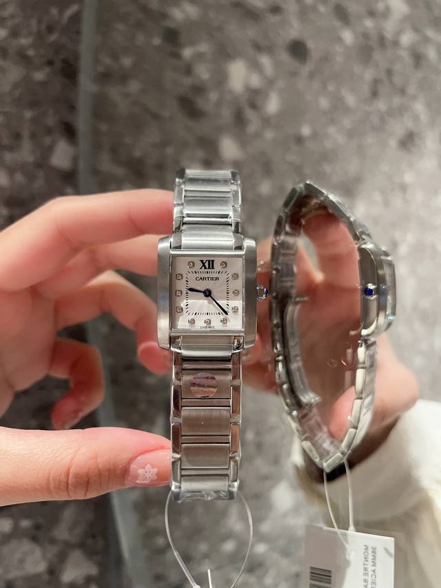 光圈 钻圈 Cartier卡地亚1996年推出的法国坦克系列，表壳和表带连为一体的设计，让其成为卡地亚钟表设计的终极发展。其金属表带的锯齿状表带关节，意象式的展