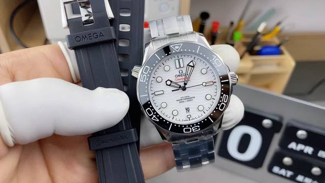 Vs厂、熊猫白盘 海马 米，双表带