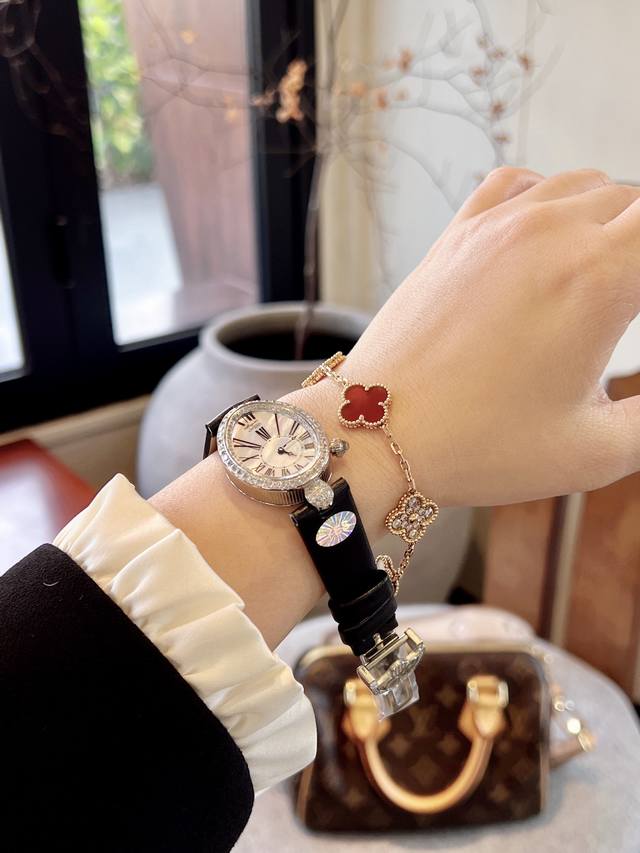 上手图 . 宝玑那不勒斯王后系列reine De Naples高品质女士瑞士石英机芯女表，腕表设计灵感正是来自宝玑大师为那不勒斯王后卡洛琳 缪拉所创制的世界首枚