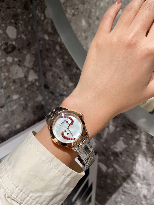 白皮 玫 刚带+20钻圈+20 2023年最新款 香奈儿精湛品质-女神专属 瑞士石英机心，女士精品腕表新颖时尚设计，表款堪称是系列中最迷人的表款之一，尽显优雅气