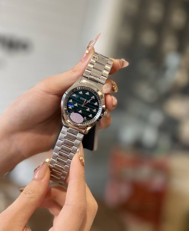 2023最新款古驰圣诞限量版 这款超美蜜蜂面腕表采用蓝色青金石表盘，蓝宝石防刮玻璃，搭配品牌标志性的cucci蜜蜂形状刻度，打造出众的g-Timeless腕表造