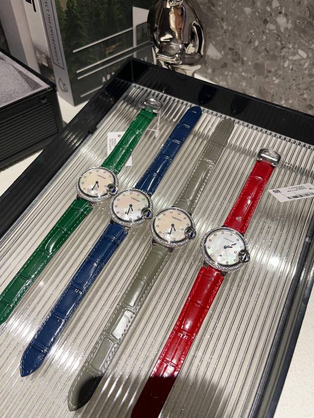 白 金 钻20 #鱼眼玻璃 33Cm 匠心之作卡地亚蓝气球，精致33Mm石英腕表，传统三针设计 星空运转 时间流淌 特殊工艺镶钻，个性 完美 搭配鱼眼玻璃运用石