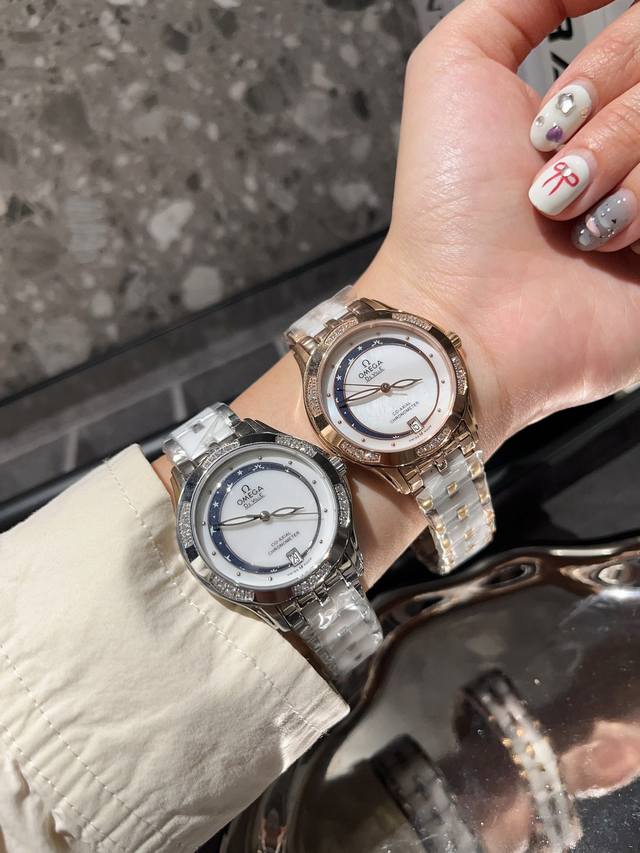 白 . 玫金 皮带陶瓷同价 新款上市 欧米茄---优雅气质女士腕表，表壳独具匠心的创意、轻盈舒适，表链由符合人体工程学设计弧形陶瓷间钢链组成，完美贴合女性的纤细