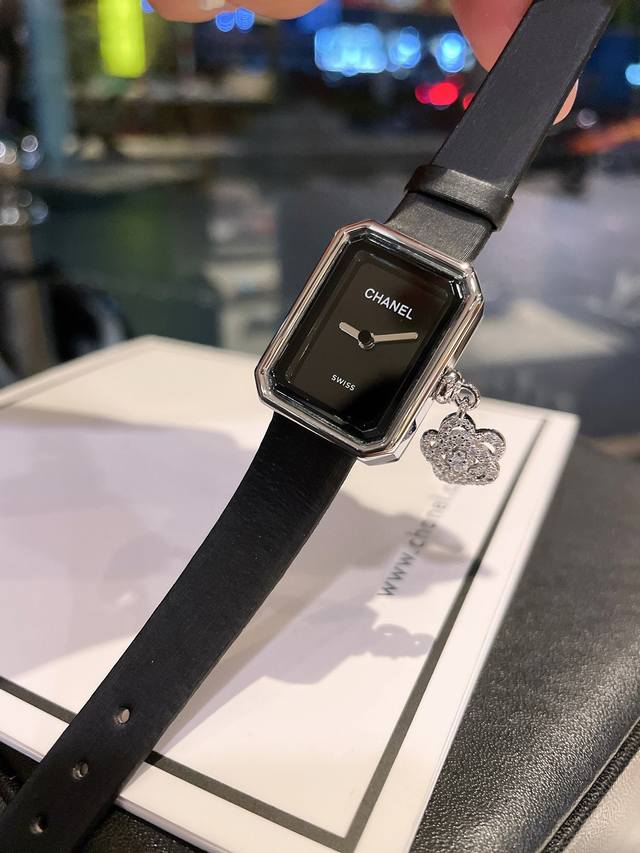 Première Mini系列 Chanel 搭配直纹绢丝皮带，略呈方形的表壳相映成趣 以简约的形式设计风格 更显优雅 经典山茶花把头配饰 快点上手