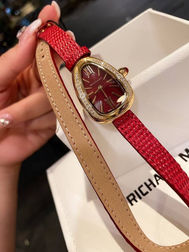 白 金 钻20 认准高品质三件套 新款上市全新宝格丽serpenti腕表独家实拍 最新推出，富豪女们的不二选择全网唯一原单品质 瑞士石英机芯 正品一致的开光生耳