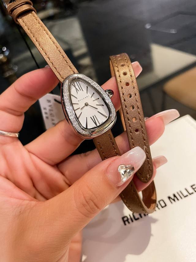 白 金 钻20 认准高品质三件套 新款上市全新宝格丽serpenti腕表独家实拍 最新推出，富豪女们的不二选择全网唯一原单品质 瑞士石英机芯 正品一致的开光生耳