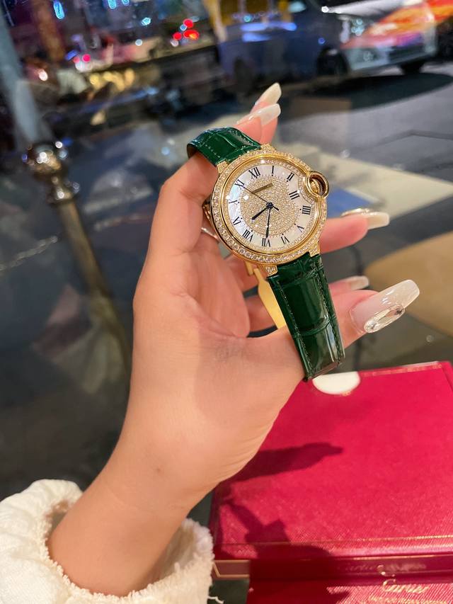 白 金 钻20 鱼眼玻璃 瑞士石英机芯 最火爆的颜色 完美的治愈色 很气质的颜色，荔枝纹皮饱和度恰到好处，细腻的羊皮戴上手超级柔软舒适关键是超显手白 卡地亚蓝气