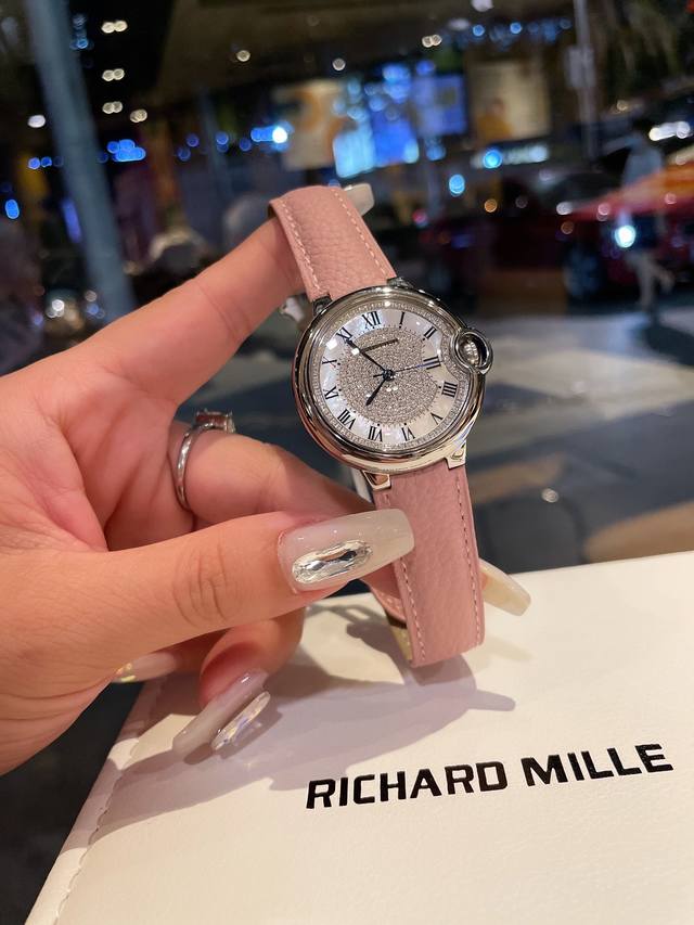 白 金 钻20 最火爆的颜色 完美的治愈色 很气质的颜色，荔枝纹皮饱和度恰到好处，细腻的羊皮戴上手超级柔软舒适关键是超显手白 卡地亚蓝气球镶钻面黄金奢华贵气十足