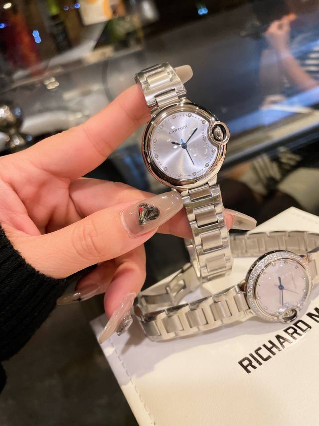 光圈 钻圈 表带钻100 #鱼眼玻璃 匠心之作卡地亚蓝气球，精致33Mm石英腕表，传统三针设计 星空运转 时间流淌 特殊工艺镶钻，个性 完美 搭配鱼眼蓝宝玻璃运