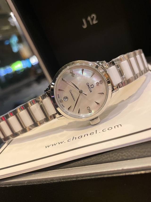 白 金 钻30 欧米茄女士腕表 进口石英机芯 316L精钢表壳 精钢表带 直径32Mm厚8Mm该款腕表备受女性喜爱，在不同的场合映耀着她们各自的独特个性与迷人风