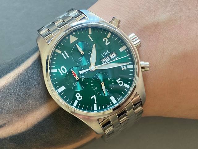 Amg工程师强强联手 骚气十足 Iwc万国飞行员新款iw388108 1.腕表采用喷砂哑光技术处理呈现钛效果，做工成熟，线条清晰而富有立体感，颜色搭配和谐，非常