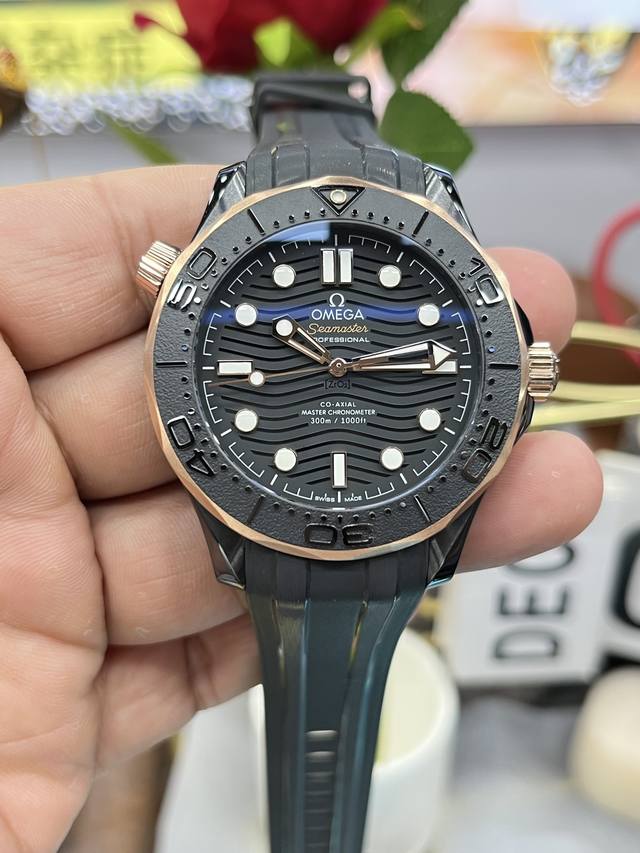 墨黑海马，桀骜登场 Vs新品海马系列 米。43.50Mm表壳、表圈、波纹图案表盘均采用黑色氧化锆1Zr021陶瓷制成。镂空指针及12点位的圆点，均覆有super