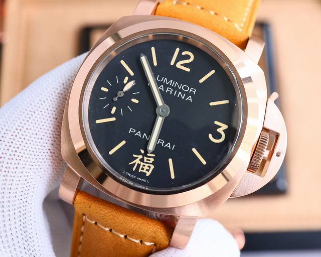 白 -金 沛纳海-新推出的luminor Marina庐米诺系列腕表，采用super-Luminova夜光涂层，都让这抹夜光绿灼灼不熄，仿佛是一股夜光引力，引人