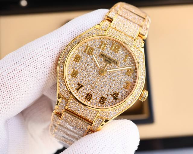 金白同价： 百达翡丽twenty～4系列7300雪花钻满天星闪爆登场。赠原装便携皮盒 表壳：36Mm一体式矩型表壳满镶351颗雪花正品一致 表圈及表耳：原装同步