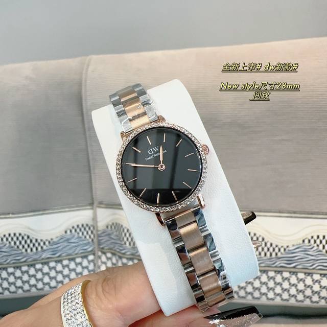 2024年春季dw 新品低调奢华女款经典表，石英机芯，合金材质与白金电镀，整体质感和气质都变了，精致感upup搭配小巧壳形，上手效果完美！尺寸28Mm双按扣