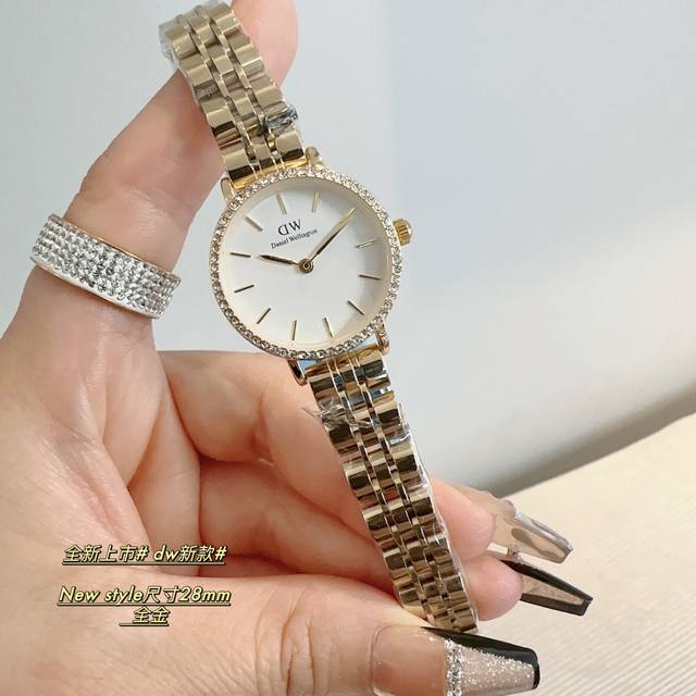 2024年春季dw 新品低调奢华女款经典表，石英机芯，合金材质与白金电镀，整体质感和气质都变了，精致感upup搭配小巧壳形，上手效果完美！尺寸28Mm双按扣