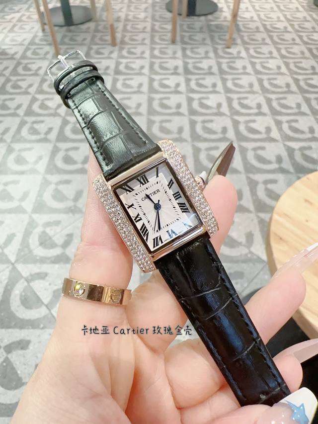 卡地亚 Cartier 新款 经典三针针系列女士方形腕表，气质腕表！线条流畅，魅惑动人，柔软服帖于腕间，奢华风格完美呈现出女性的前卫、大方 独特的造型彰显成熟优