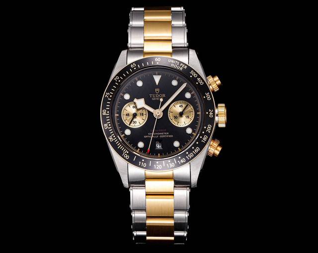 白 ，金 Tudor帝舵 碧湾计时型 Black Bay Chrono 精钢款腕表！ 细致刻画表盘完美对称，纹路清晰、提升质感与美感！采用磨砂及磨光316L精钢