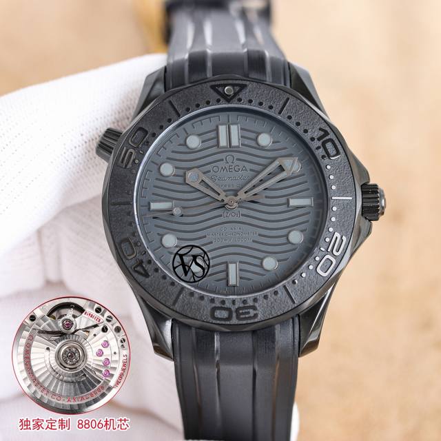 统一 三码合一 墨黑海马，桀骜登场 欧米茄omega海马系列300米墨黑腕表！ 1表圈、表盘均采用黑色氧化锆1Zr021陶瓷制成。 2镂空指针及12点位的圆点，