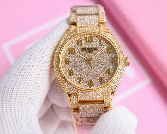 金白同价： 百达翡丽twenty～4系列7300雪花钻满天星闪爆登场。赠原装便携皮盒 表壳：36Mm一体式矩型表壳满镶351颗雪花正品一致 表圈及表耳：原装同步