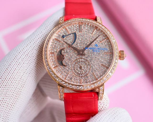 白 金 钻面100江诗丹顿传袭系列月相腕表搭配直径36毫米 圆形白金表壳，表圈、表耳和表冠镶嵌了总重约1.2克拉的81颗美钻 白色珍珠贝母表盘之上配备了高级腕表