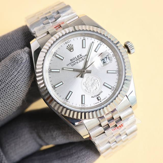 白 -金 应广大消费者要求精心设计厉经三年最新款上市，劳力士日志系列！龙年贺岁版龙年珍藏采用独特的设计风格 ，字面设计招财麒麟貔貅高档奢侈， 男士腕表新品推荐欢