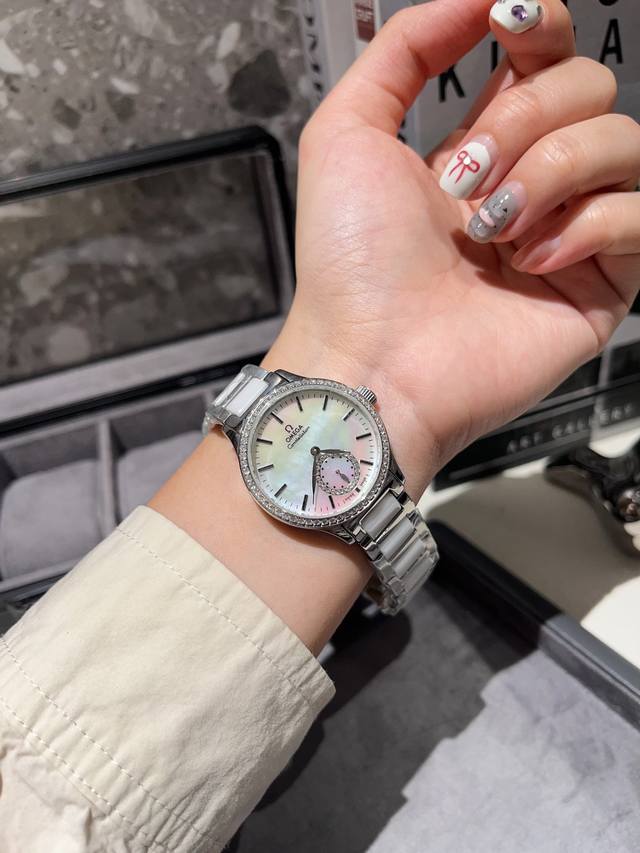 陶瓷白 金 钻30 2024款欧米茄女士腕表 进口石英机芯 316L精钢表壳 精钢表带 直径32Mm厚8Mm该款腕表备受女性喜爱，在不同的场合映耀着她们各自的独