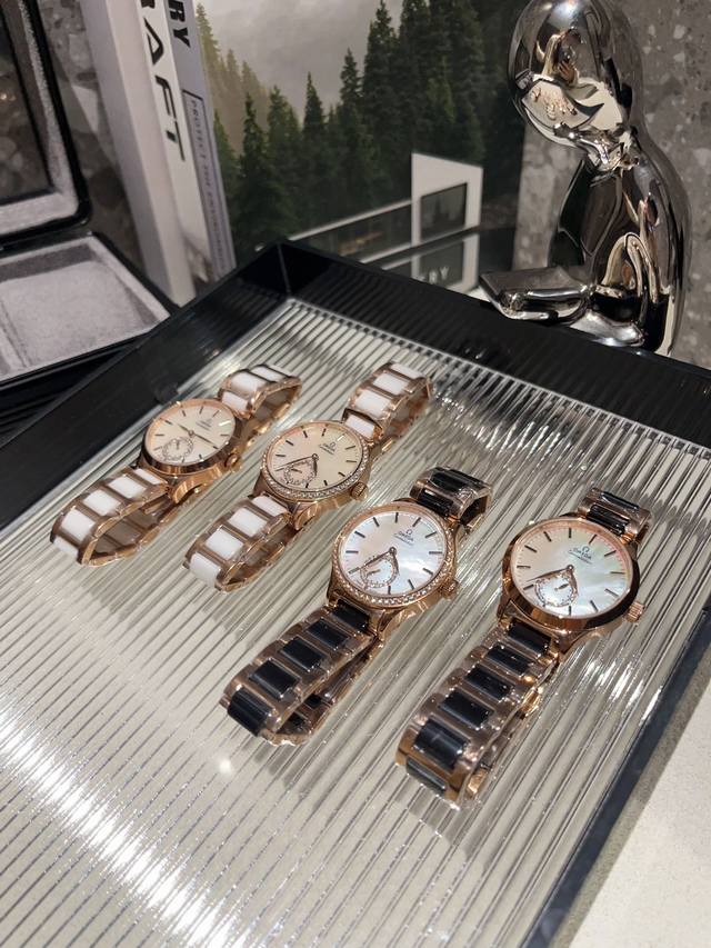 陶瓷白 金 钻30 2024款欧米茄女士腕表 进口石英机芯 316L精钢表壳 精钢表带 直径32Mm厚8Mm该款腕表备受女性喜爱，在不同的场合映耀着她们各自的独