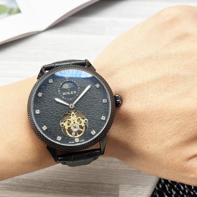 统一 复杂时计 奢华大气 经典新品 震撼上市 最新 ：劳力士 大飞轮设计 类型 ：精品男士腕表 表带 ：真牛皮表带 机芯 ：高端全自动机械机芯 镜面 ：矿物质强