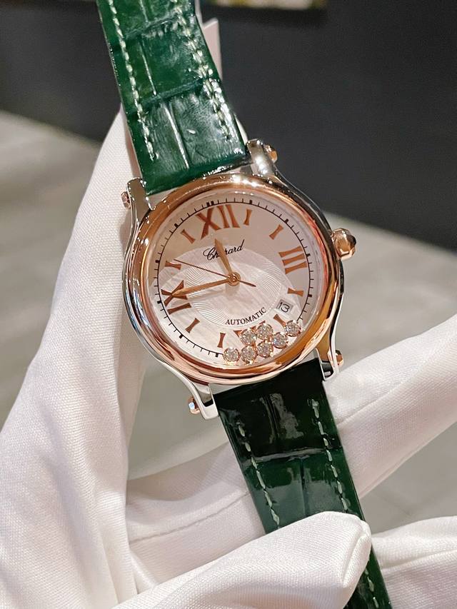 三个尺寸齐全 快乐钻happy Diamonds 作为萧邦最门热最畅销的系列一以直细腻的手法诠释萧邦志标性灵动钻的石概念，此系列作柔品美而时尚，新款快乐钻的口圈