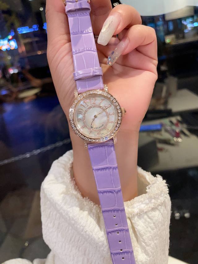 全新宝珀ladybird女装系列钻石舞会腕表闪耀发布！舞会第一曲：森林绿、象牙白、梦幻紫、高级黑、浅湖绿、夕阳红的炫彩表带，搭配着35Mm表壳，白色珍珠母贝表盘